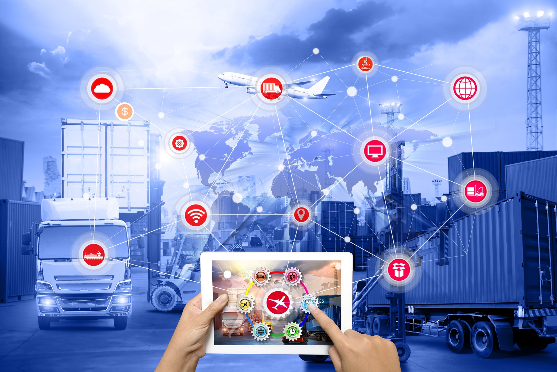Tablette de tenue de main est touche sur l’interface à écran tactile en navire de fret logistique industrielle conteneur Cargo avant