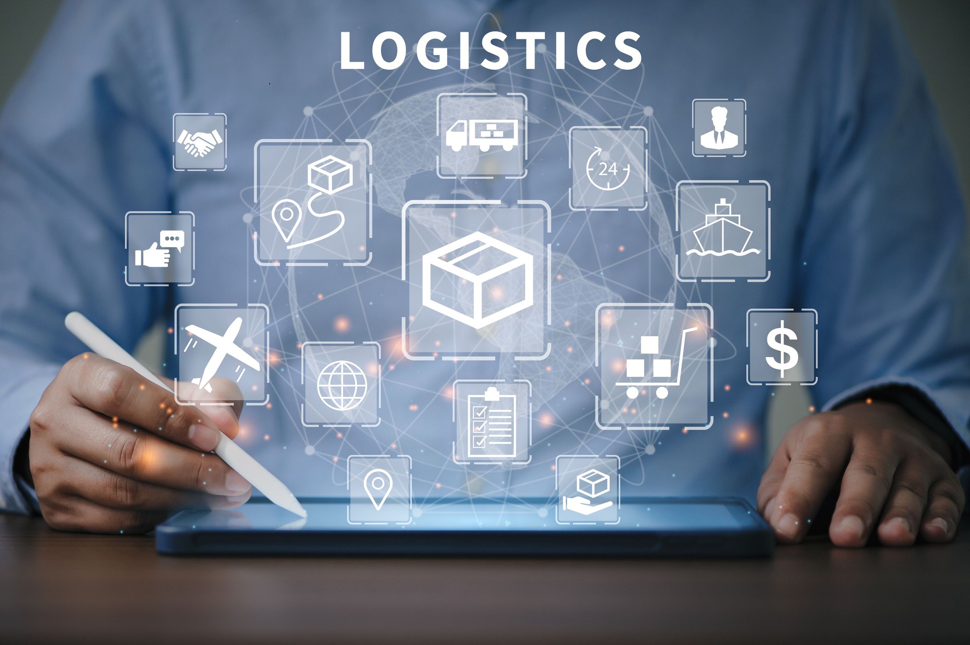 Homme d’affaires utilisant une tablette montrer le flux de travail pour le service logistique mondial moderne pour l’exportation et l’importation, les affaires d’entrepôt, le transport, le stockage de boîtes, la distribution, le concept de livrai