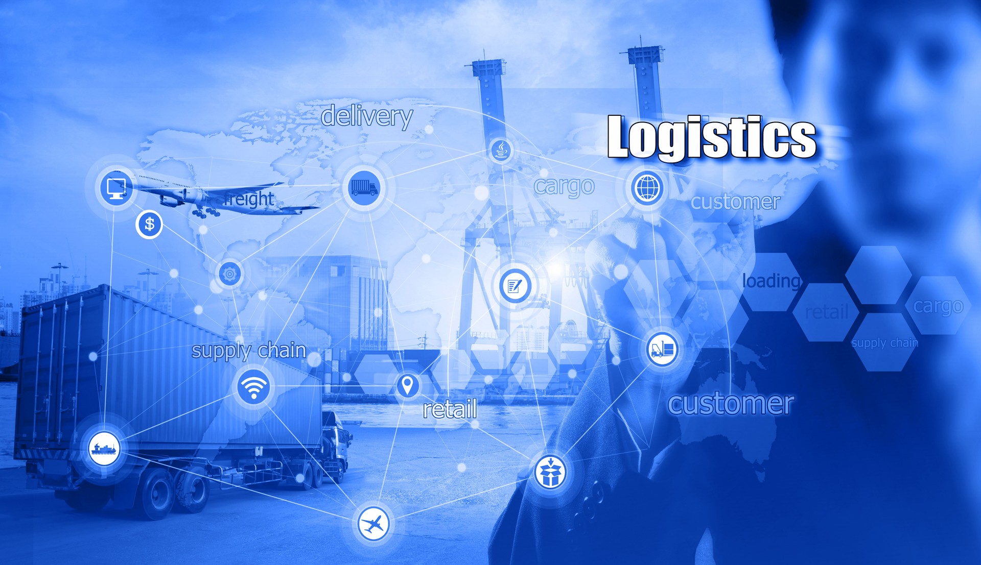 Homme d’affaires est touche sur l’interface à écran tactile en navire de fret logistique industrielle conteneur Cargo avant