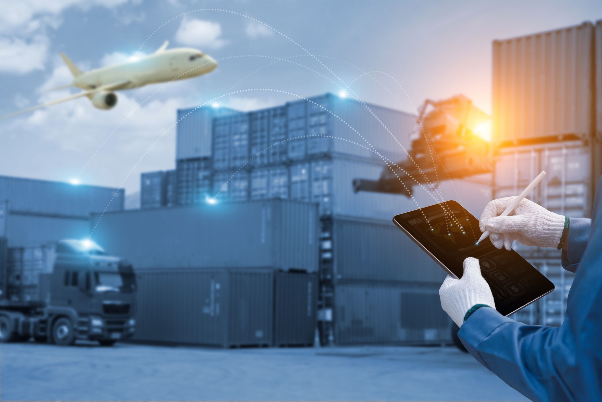 Réseaux d’entreprises mondiaux distribués et technologie Double exposition d’un homme d’affaires utilisant une tablette pour l’expédition de fret de données et l’avenir numérique des conteneurs de fret pour la logistique et le transport