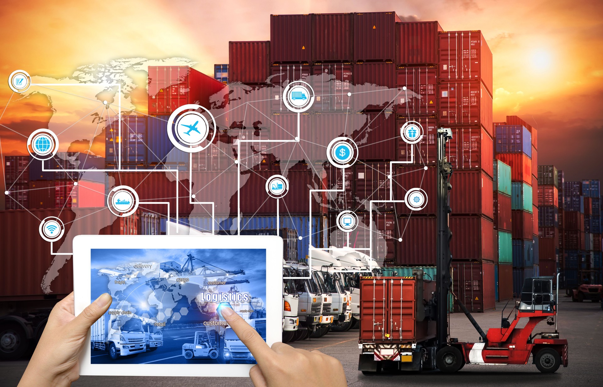 Tablette de tenue de main est touche sur l’interface à écran tactile en navire de fret logistique industrielle conteneur Cargo avant